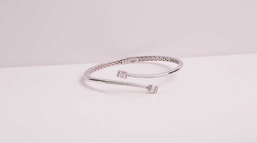 Bạc mang đặc tính cản gió, khử khuẩn mạnh và thường được sử dụng để chế tác các loại trang sức tinh xảo