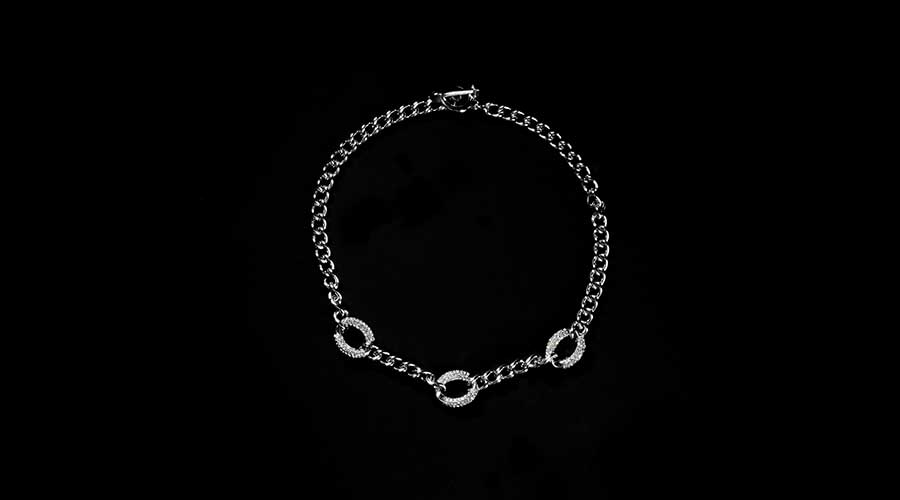 Bạn có thể nhận biết được bạc 925 thông qua màu sắc, mùi hay âm thanh khi va chạm