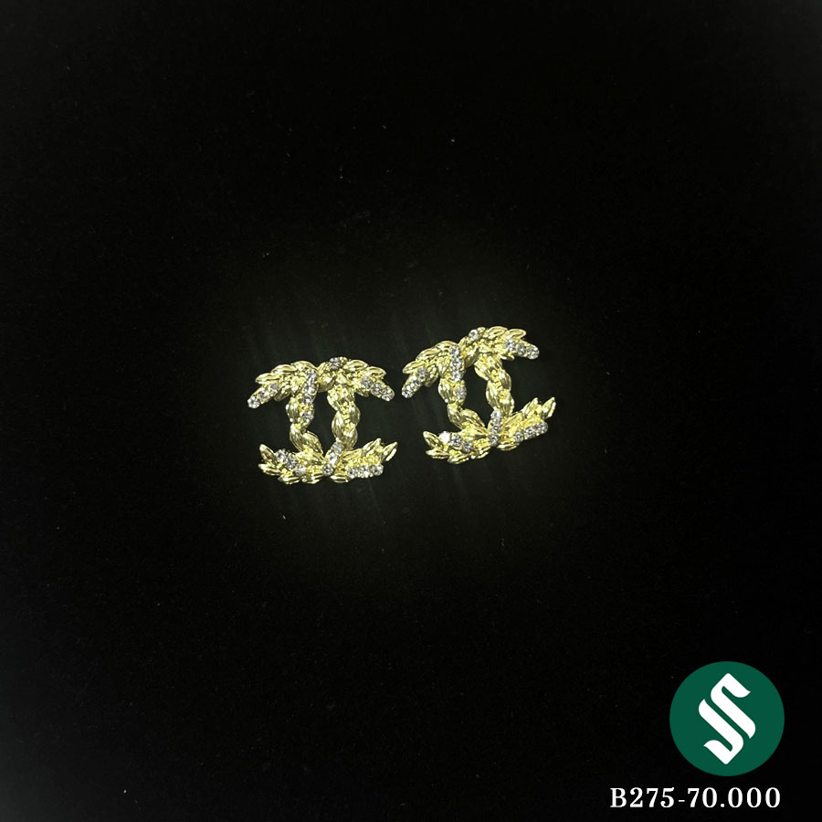 huyên Chanel vàng đuôi công, đây là một mã khuyên rất phù hợp đi tiệc,