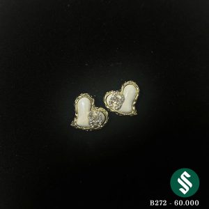 Khuyên tai trái đá với hạt đá trắng đục kèm tag CC ánh vàng