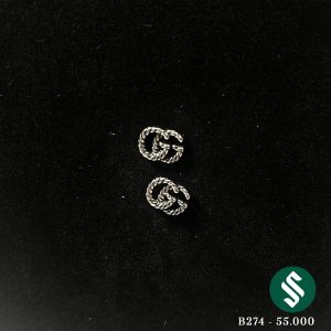 Khuyên GG đen bạc. Nhẹ nhàng nhưng vẫn đủ nổi bật.