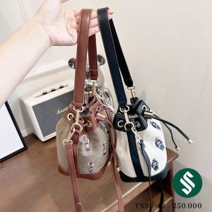 Túi rút sticker gấu có dạy đeo gắn xách tay