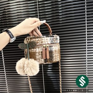 Túi hộp dạ kèm xích treo bông lá rất xinh