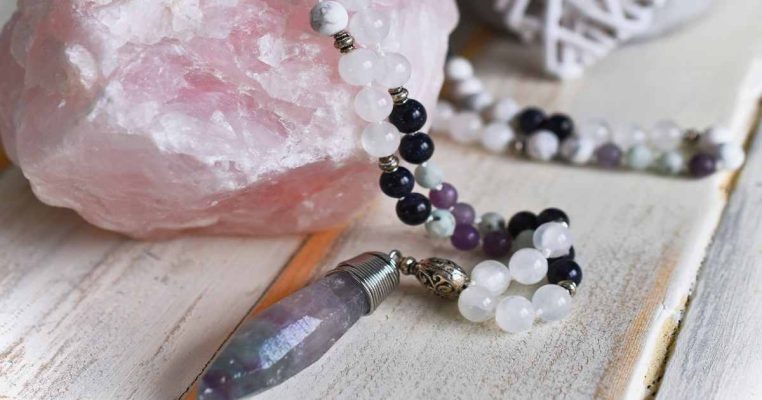 Đá thiên nhiên là gì? các loại trang sức được làm từ đá thiên nhiên