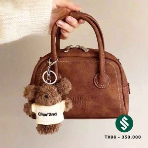 túi chio 2 quai charm gấu da sần nâu