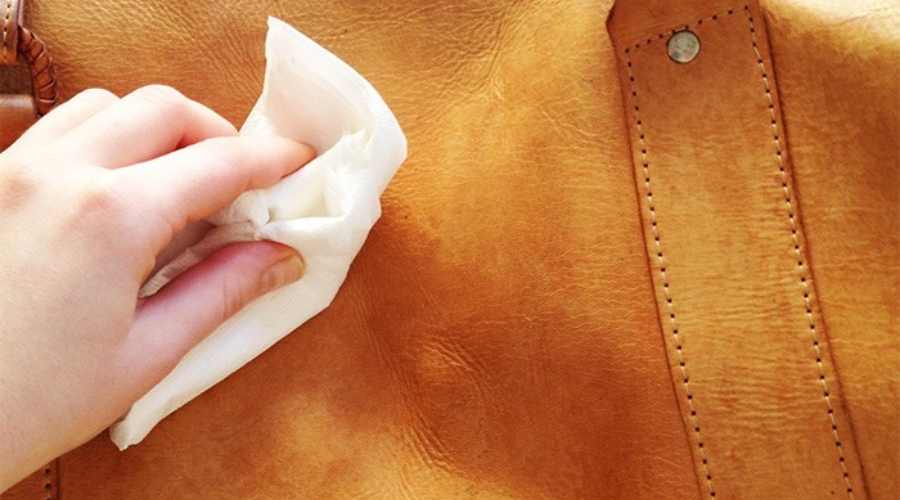 thoa dầu dưỡng lên túi da và để khô tự nhiên