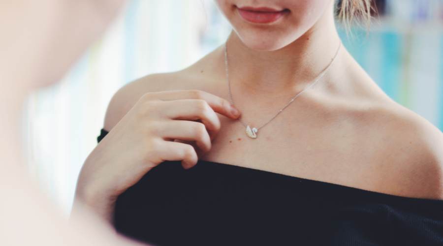 dây chuyền mảnh phù hợp với áo trễ vai