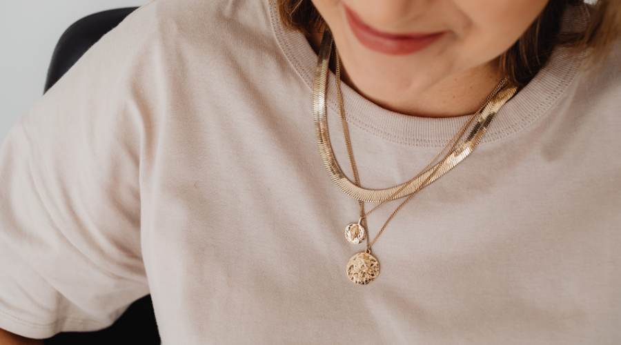 dây chuyền phù hợp với áo cổ tròn