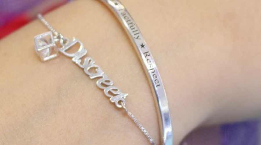 phụ kiện khắc tên mang dấu ấn riêng